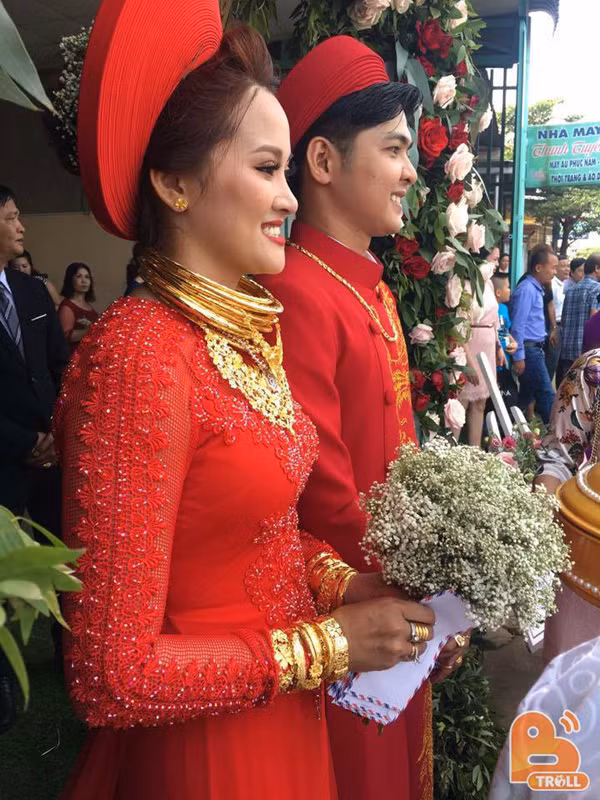 Chỉ nhìn riêng số lượng vàng trên người cô dâu chú rể, nhiều người ước chừng chúng phải trị giá tới cả tỷ đồng. Nhiều người còn khuyên nhủ cô dâu chú rể nên mở tiệm kinh doanh vàng cho đỡ nặng người.