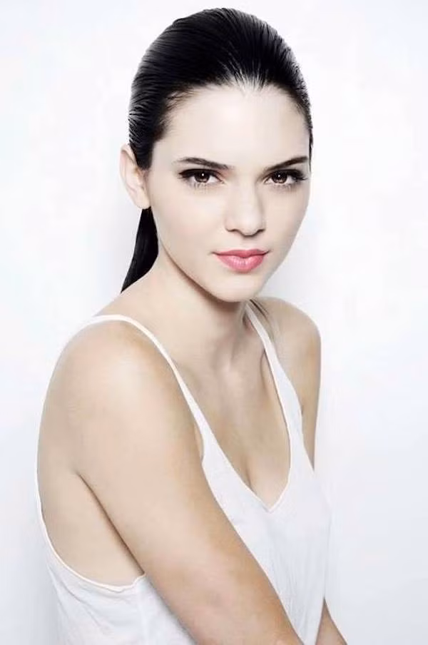 Kendall Jenner là thành viên của gia đình Kardashian nổi tiếng là những người quyền lực trên mạng xã hội. Cộng với sự nghiệp đỉnh cao trong vai trò một người mẫu ngôi sao, Kendall Jenner luôn là thần tượng của nhiều dân mạng và hầu như ai cũng muốn theo dõi cô nàng trên mạng.