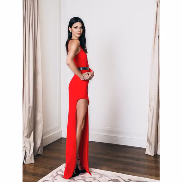 Kendall Jenner còn tạo ra một kỷ lục nhỏ khác với bức ảnh mặc váy đỏ, khoe chân dài miên man tham dự sự kiện TFFAwards. Bức ảnh này đạt số lượt like 1,9 triệu nhưng điều đáng nói là nó cán mốc này vào thời điểm mới đăng tải được 2 tuần.