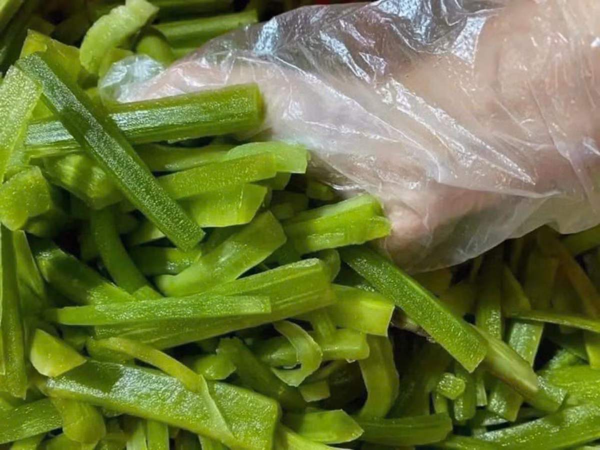 Rau khô Trung Quốc tràn chợ Việt được bán giá đắt đỏ - Hình 2 Rau kho Trung Quoc tran cho Viet duoc ban gia dat do-Hinh-2