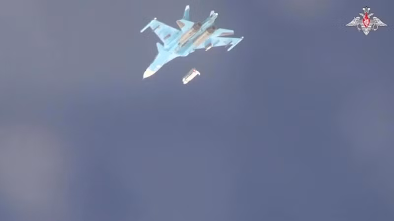 Theo blogger Nga, lý do Ukraine triển khai hệ thống tên lửa phòng không Patriot ở Pashena Balka là để ngăn chặn tiêm kích Su-34 của Nga, vốn được trang bị bom dẫn đường gắn bộ UMPK. Ngoài ra, Quân đội Nga còn có thể xác định vị trí cụ thể của hệ thống tên lửa Patriot thông qua việc theo dõi quỹ đạo phóng của tên lửa. Ảnh: Bộ Quốc phòng Nga.
