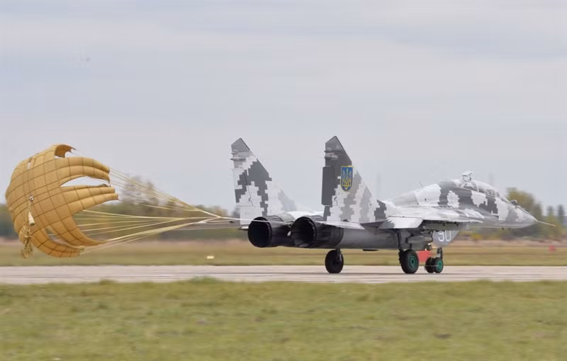 Tuy nhiên, tính cho tới thời điểm hiện tại Không quân Ukraine chỉ còn sở hữu 187 máy bay quân sự các loại, sau tổn thất nặng nề tại chiến trường miền Đông hoặc đã bị thanh lý hoặc đưa vào "bảo quản, bảo dưỡng kỹ thuật".