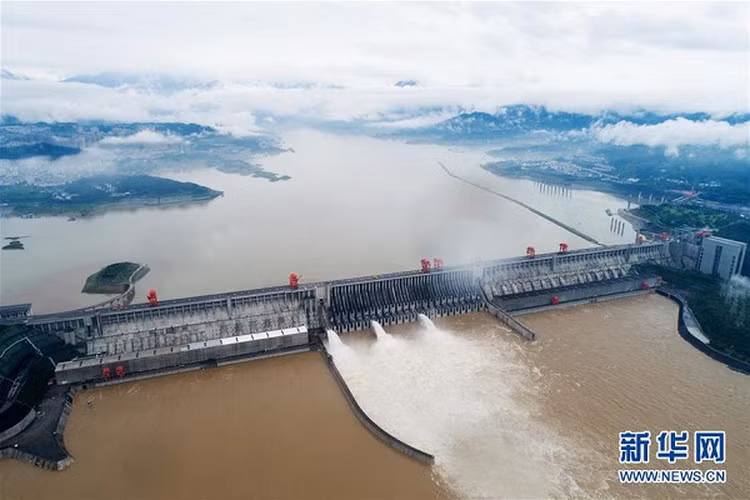 Tân Hoa Xã đưa tin, Đập Tam Hiệp hôm 2/7 chứng kiến sự xuất hiện "hồng thủy số 1 năm 2020", tức trận lũ đầu tiên trong năm trên sông Trường Giang. Ảnh: THX. 