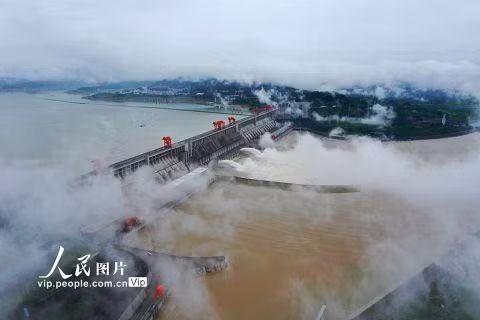 Do mưa lớn kéo dài, lượng nước đổ vào hồ chứa của Đập Tam Hiệp gia tăng đáng kể. Chính vì vậy, vào sáng 29/6, các nhà vận hành đã mở hai đập tràn của Đập Tam Hiệp. Đây là lần xả lũ chính thức đầu tiên trong năm nay của con đập lớn nhất thế giới. Tiếp đến, ngày 2/7, Đập Tam Hiệp mở 3 cửa xả lũ. Ảnh: Mạng Nhân dân. 