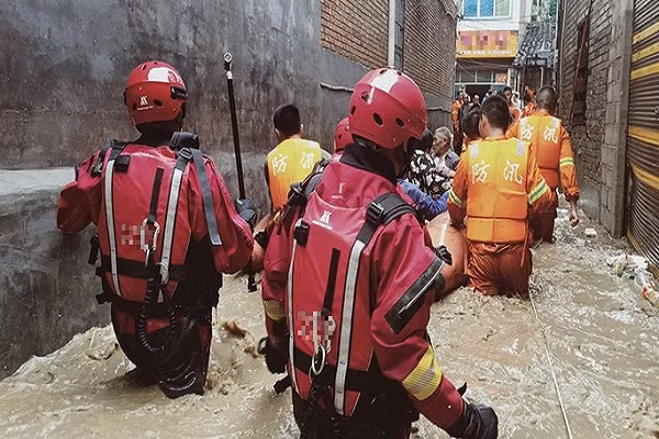 Hiện tại, công tác kiểm soát lũ lụt, cứu hộ và cứu trợ đang ở giai đoạn quan trọng. Chính quyền các địa phương được khuyến cáo tăng cường theo dõi tình hình thời tiết, cảnh giác, đề phòng những thảm họa có thể xảy ra do mưa bão; đồng thời đảm bảo an toàn cho người dân. Ảnh: Mạng Nhân dân. 