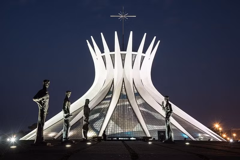 Oscar Niemeyer, kiến trúc sư trưởng của các tòa nhà công ở thủ đô Brasilia, đã thiết kế hơn 500 công trình kiến trúc và hầu hết các công trình này ở Brazil. Thánh đường Brasília, công trình nổi tiếng của thủ đô Brazil, cũng là một "tác phẩm" của Oscar Niemeyer. Ảnh: Wikipedia.