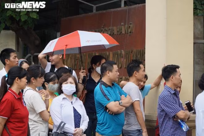 Sáng nay thời tiết Hà Nội dù không nắng nóng gay gắt nhưng vẫn rất oi ả, khiến hầu hết phụ huynh mệt mỏi và căng thẳng không kém gì các thí sinh trong phòng thi.