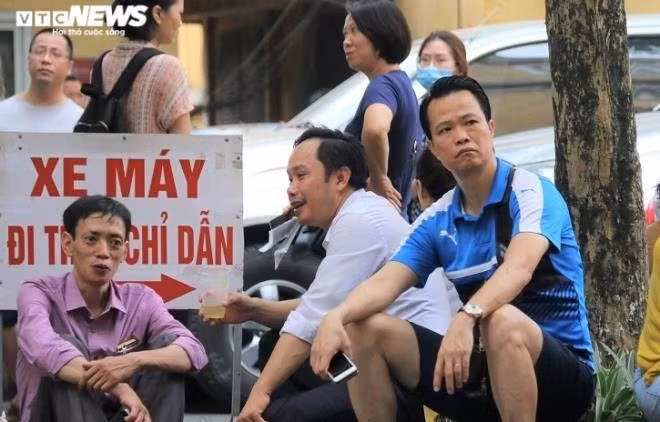 Phụ huynh vạ vật ngồi ở vỉa hè, ghế đá, hành lang, cổng trường...