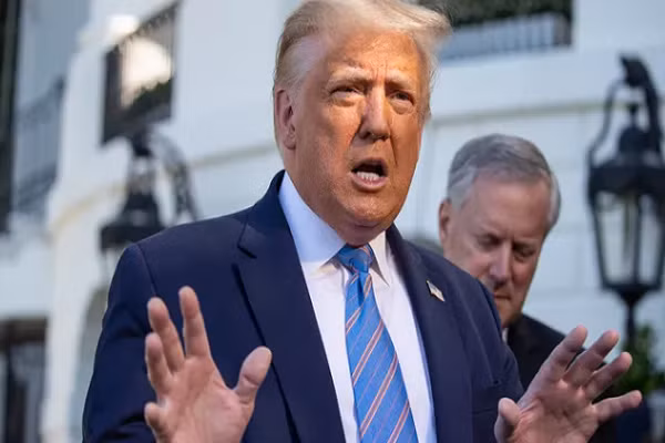 Tong thong Trump bat ngo de nghi hoan bau cu My 2020