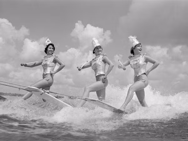 Những cô gái biểu diễn tại Cypress Gardens, công viên giải trí đầu tiên của Florida, ngày 4/7/1955.