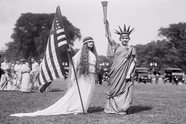 Bức ảnh này chụp trong Ngày Quốc khánh Mỹ 4/7 tại thủ đô Washington vào năm 1919. Theo Insider, vào ngày này, nhiều người dân ở Mỹ muốn "hóa thân" thành tượng Nữ thần Tự do. (Nguồn ảnh: Insider)