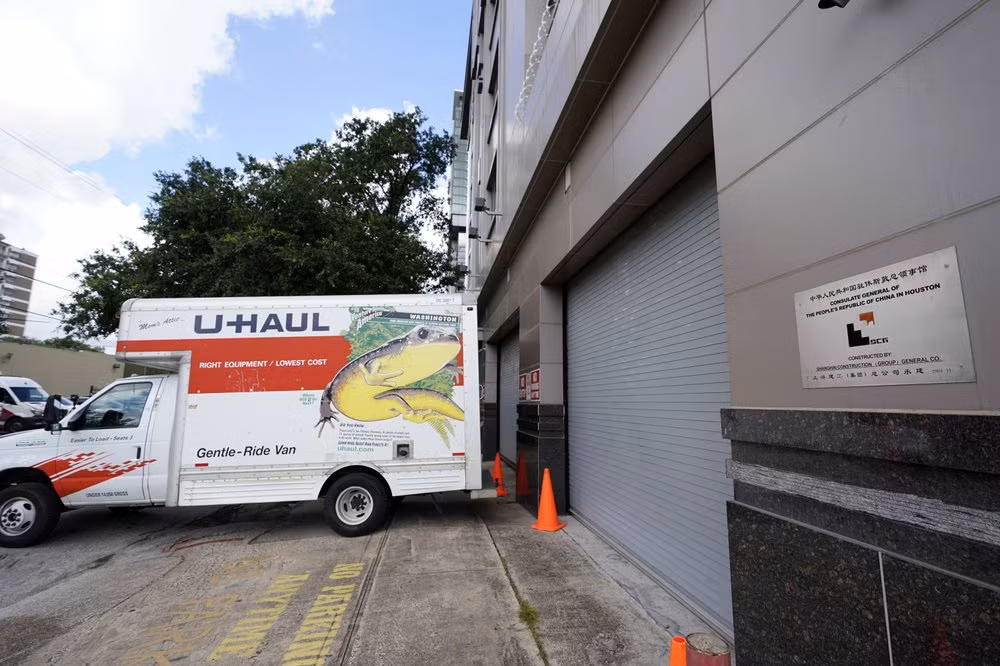 Nhân viên dọn đồ khỏi Tổng lãnh sự quán Trung Quốc tại Houston - Hình 7 Nhan vien don do khoi Tong lanh su quan Trung Quoc tai Houston-Hinh-7