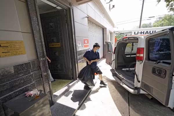 Nhân viên dọn đồ khỏi Tổng lãnh sự quán Trung Quốc tại Houston - Hình 2 Nhan vien don do khoi Tong lanh su quan Trung Quoc tai Houston-Hinh-2