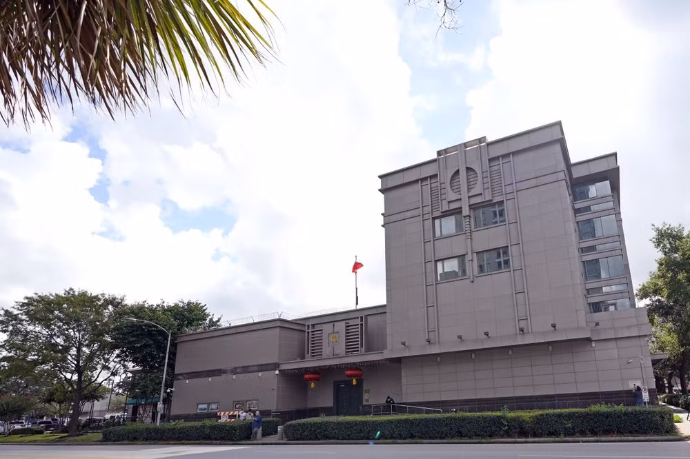 Nhân viên dọn đồ khỏi Tổng lãnh sự quán Trung Quốc tại Houston - Hình 8 Nhan vien don do khoi Tong lanh su quan Trung Quoc tai Houston-Hinh-8