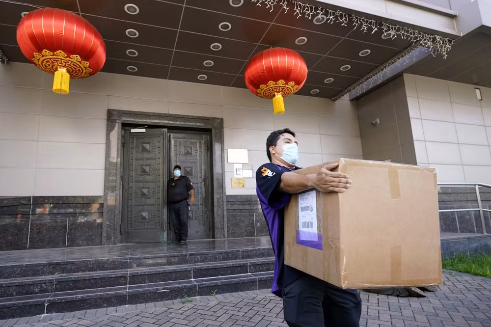Nhân viên dọn đồ khỏi Tổng lãnh sự quán Trung Quốc tại Houston - Hình 3 Nhan vien don do khoi Tong lanh su quan Trung Quoc tai Houston-Hinh-3