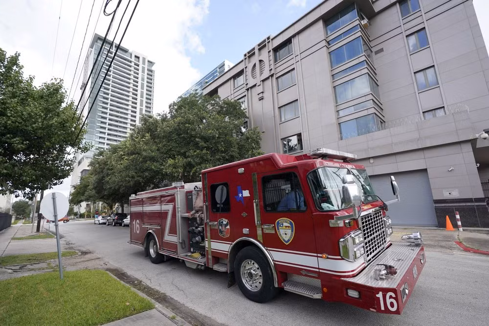 Nhân viên dọn đồ khỏi Tổng lãnh sự quán Trung Quốc tại Houston - Hình 5 Nhan vien don do khoi Tong lanh su quan Trung Quoc tai Houston-Hinh-5