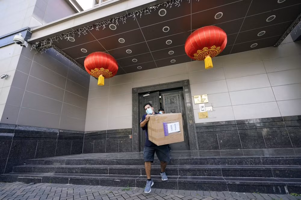 Nhân viên dọn đồ khỏi Tổng lãnh sự quán Trung Quốc tại Houston Nhan vien don do khoi Tong lanh su quan Trung Quoc tai Houston