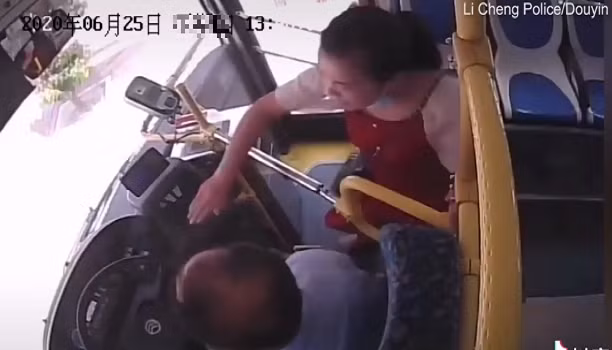 Sau khi bác tài gọi điện thoại báo cảnh sát, cô này còn đánh vào vai ông.
