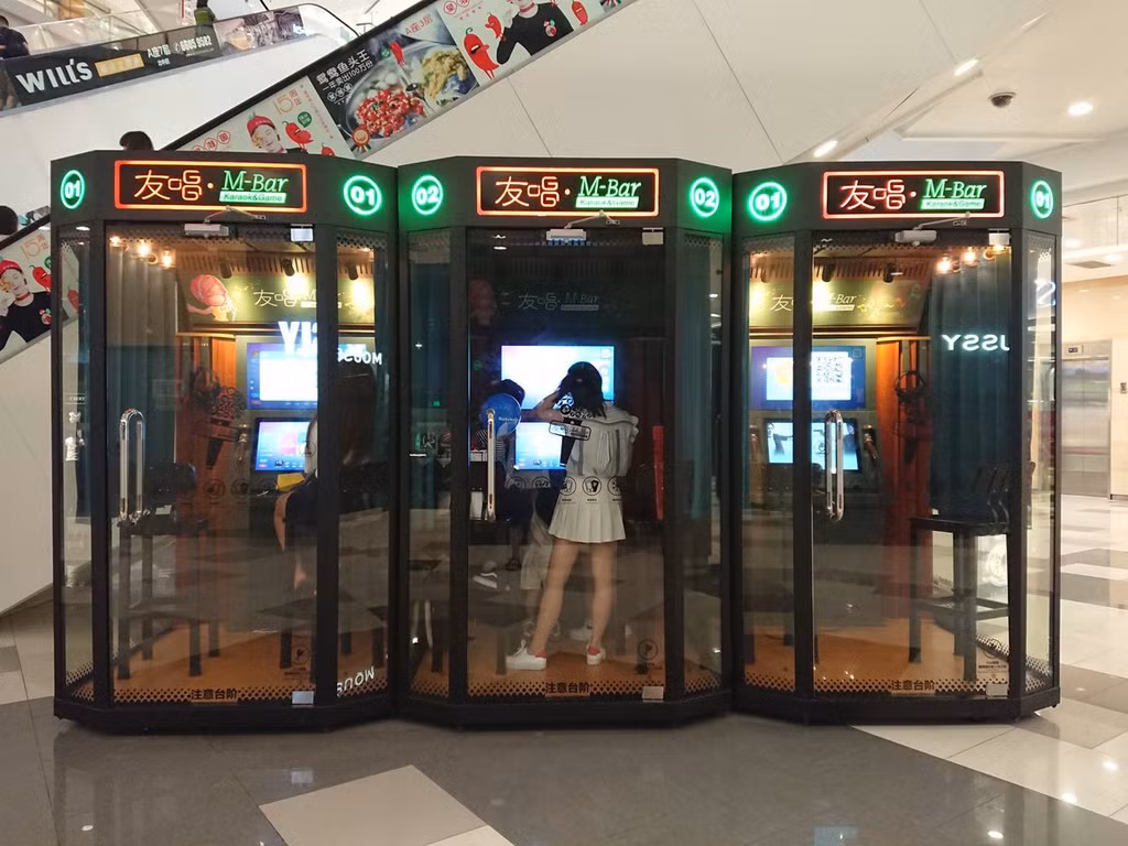 Trong những năm gần đây, hộp karaoke cá nhân đang ngày càng phổ biến. Chúng được lắp đặt tại các trung tâm mua sắm, siêu thị, cho người sử dụng một không gian riêng để giải trí. Các cabin karaoke này còn có chức năng quay video, giúp người dùng có thể chia sẻ video ca hát trên mạng xã hội ngay sau đó. Ảnh: Twitter.