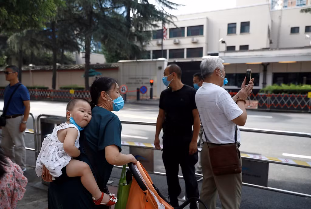 Bộ Ngoại giao Trung Quốc đã yêu cầu lãnh sự quán Mỹ tại Thành Đô đóng cửa vào sáng 24/7 và cho nơi này 72 tiếng để thu dọn. Cơ quan ngoại giao này được lệnh phải đóng cửa trước 10h ngày 27/7.