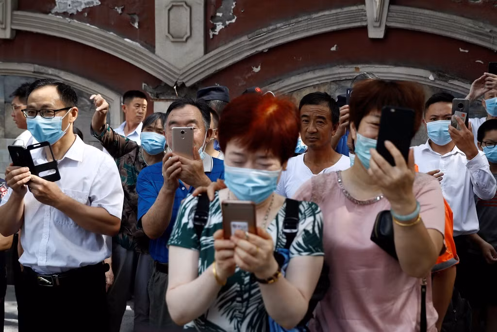 Người dân Trung Quốc tụ tập rất đông bên ngoài lãnh sự quán Mỹ ở Thành Đô vào các ngày 25-26/7. Họ tranh thủ quay phim, chụp ảnh và ghi lại những khoảnh khắc trong sự kiện này.