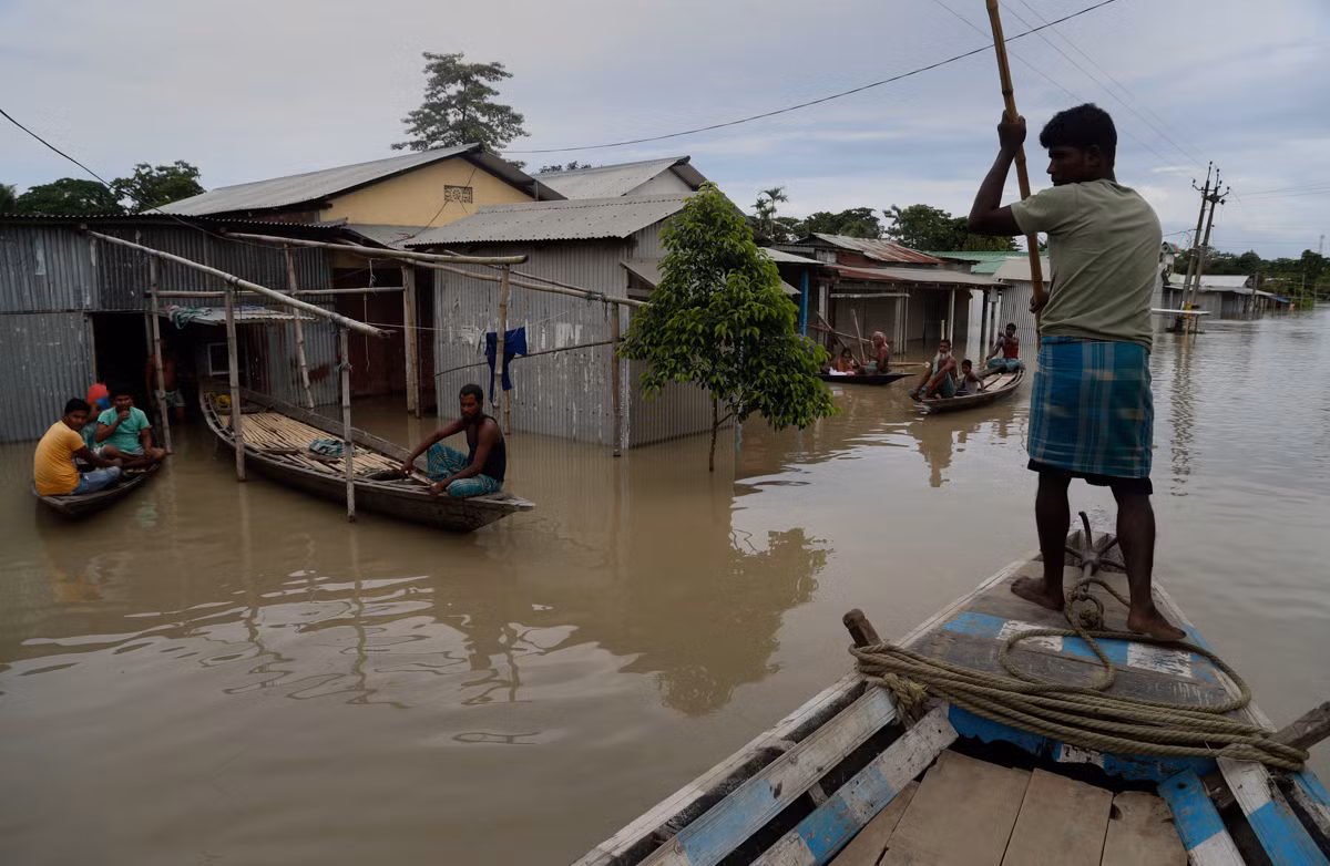 Mưa lũ bắt đầu tấn công Assam vào giữa tháng 5.