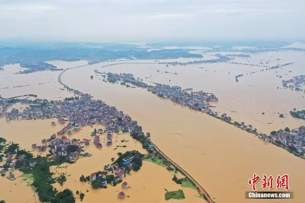 Lụt ở huyện Bà Dương, tỉnh Giang Tây. Ảnh: China News.
