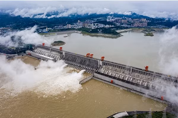 Tuy nhiên mới đây, Trung tâm quản lý Tập đoàn Tam Hiệp - đơn vị vận hành đập - đã bác bỏ đồn đoán về thực trạng của con đập như “biến dạng” hay “không thể giảm sức ép lũ”. Ảnh: THX. 