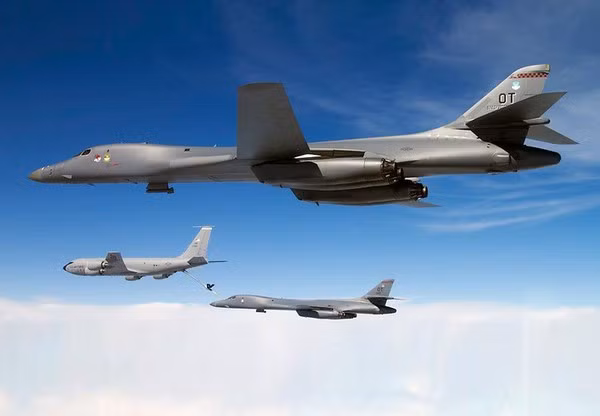 Lầu Năm Góc cho biết hai chiếc oanh tạc cơ B-1B Lancer này thuộc biên chế Phi đoàn ném bom viễn chinh số 37, được triển khai từ căn cứ không quân Ellsworth, bang Nam Dakota, tới đảo Guam.