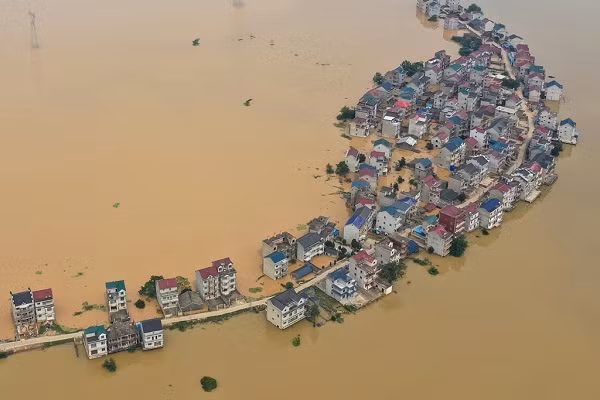 Lu lut o Trung Quoc: Binh si tuc toc xay de chan lu