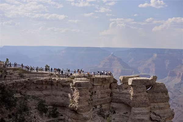 Du khach roi xuong vuc tu nan o Grand Canyon