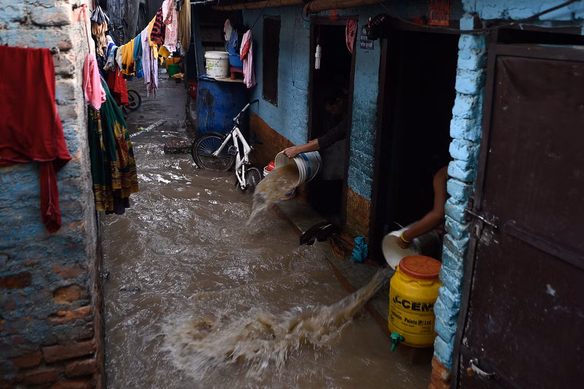 Nước tràn vào nhà dân sau khi sông Bagmati ở Nepal tràn bờ.