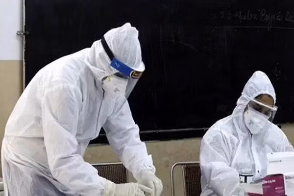 COVID-19: Chu re tu vong sau dam cuoi, lay virus cho hon 100 nguoi