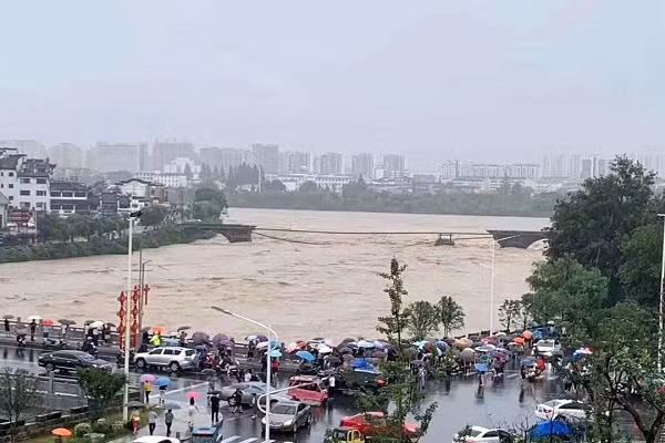 Hôm 7/7, cầu cổ Trấn Hải ở quận Đồn Khê, thành phố Hoàng Sơn, tỉnh An Huy, cũng bị nước lũ phá hủy nghiêm trọng. Ảnh: CD.