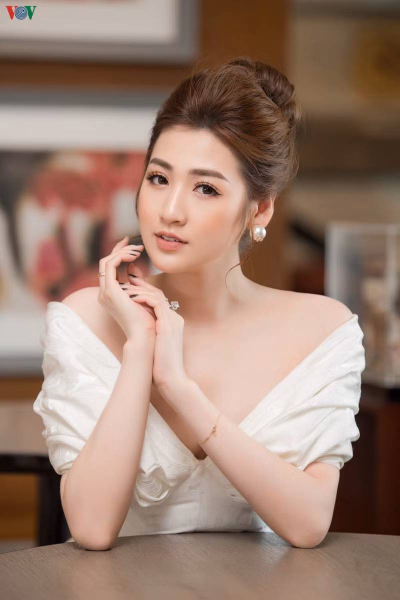 A hau Tu Anh tiet lo chi co 500.000 dong trong vi moi khi ra duong-Hinh-8
