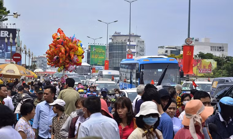 Trong những ngày đầu năm mới Tết Đinh Dậu 2017, rất đông người dân đã đến viếng chùa ở TP HCM. Hàng loạt tuyến đường đổ về những ngôi chùa như Vĩnh Nghiêm, chùa Một Cột, Huệ Nghiêm, Vạn Đức, Ngọc Hoàng...bị kẹt cứng.
