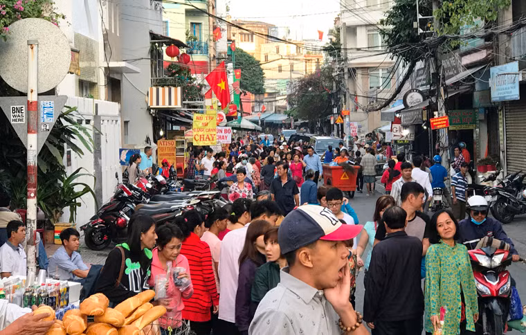 Khu vực vào chùa Ngọc Hoàng (quận 1, TP HCM) kín người.