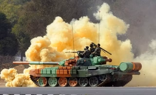Từng xuất hiện một vài hình ảnh cho thấy Ấn Độ còn trang bị cho kíp lái tăng T-72 cả tên lửa vác vai để bắn máy bay khi cần.