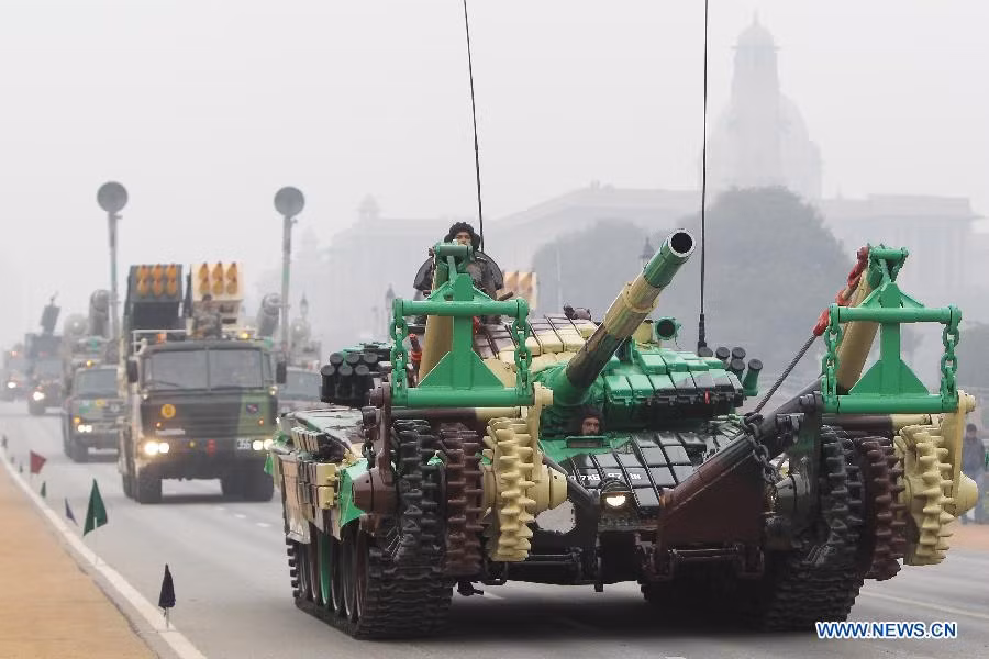 Ngoài phiên bản T-72M1 gốc, Ấn Độ tự nâng cấp khoảng 1.000 chiếc T-72M1 lên chuẩn Ajeya MK2 và Combat Improved Ajeya. Ảnh: T-72 Ajeya MK2 gá thêm càng phá mìn duyệt binh ở New Delhi.