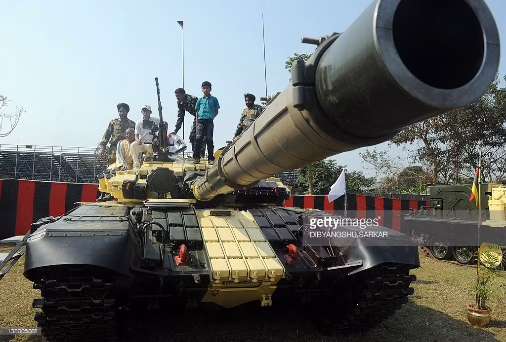 Thay đổi dễ nhận thấy nhất trên T-72 Ajeya MK2 là trang bị giáp phản ứng nổ Kontakt-1 ở mặt trước thân xe và tháp pháo.
