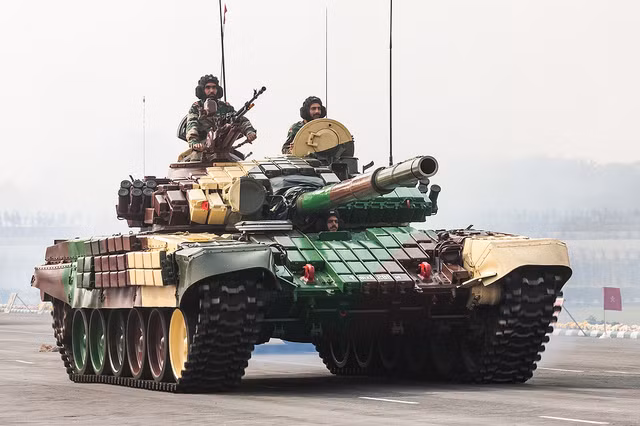 Phiên bản Combat Improved Ajeya do Ấn Độ tự thực hiện với dòng tăng T-72 nhưng số lượng nâng cấp chưa nhiều (dù họ có tham vọng là tái trang bị 1.500 chiếc). Gói nâng cấp này trang bị giáp phản ứng nổ ERA do Ấn Độ tự sản xuất, sử dụng hệ thống kiểm soát hỏa lực SKO-1T DRAWA-T của Ba Lan, hệ thống NBC cải tiến, hệ thống cảnh báo laser dẫn đường tên lửa chống tăng và động cơ 1.000 mã lực S-1000.