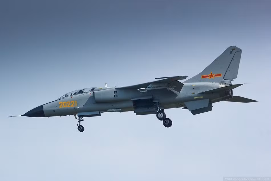 Tiêm kích bom JH-7 được XAC phát triển từ đầu những năm 1970 với ý đồ thay thế mẫu máy bay ném bom H-5 à tiêm kích bom Q-5 bằng một mẫu máy bay có tính năng tương tự loại F-111 của Mỹ. Tuy nhiên, phải tới tháng 12/1988 thì các nguyên mẫu mới được chế tạo sử dụng một số công nghệ có nguồn gốc từ phương Tây.