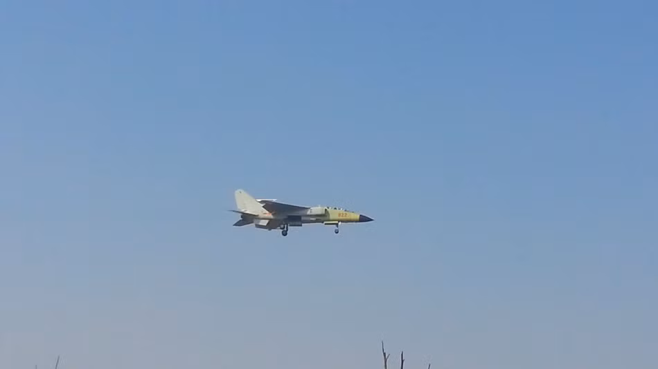 XAC được cho là áp dụng công nghệ bí mật giảm tiết diện phản xạ sóng radar RCS hay là giúp cho JH-7B có khả năng tàng hình nhẹ, nhưng không cần thay đổi khung thân.