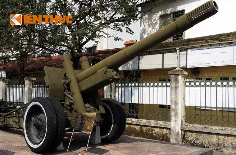 Đáng lưu ý, khẩu ML-20S trên SU-152 và cả phiên bản ISU-152 (thế hệ kế tiếp của dòng SU-152, dùng khung gầm tăng hạng nặng IS) vốn là phiên bản của lựu pháo kéo xe ML-20 hay là M1937 cỡ nòng 152mm được thiết kế bởi F.F. Petrov từ giữa những năm 1930, được sản xuất số lượng lớn lên tới 6.884 khẩu từ 1937-1947 tại nhà máy 172. Ảnh: Khẩu ML-20/M1937 cỡ 152,4mm trưng bày tại bảo tàng pháo binh Việt Nam.