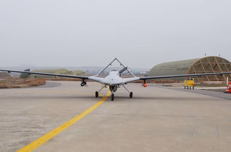 UAV chiến thuật Bayraktar là một UAV mới do Kale-Baykar phát triển. Ngoài khả năng trinh sát chiến thuật, Bayraktar còn có thể mang vũ khí chiến đấu, nó được xếp loại vào UCAV (Phuo7ngtie6n chiến đấu không người lái).