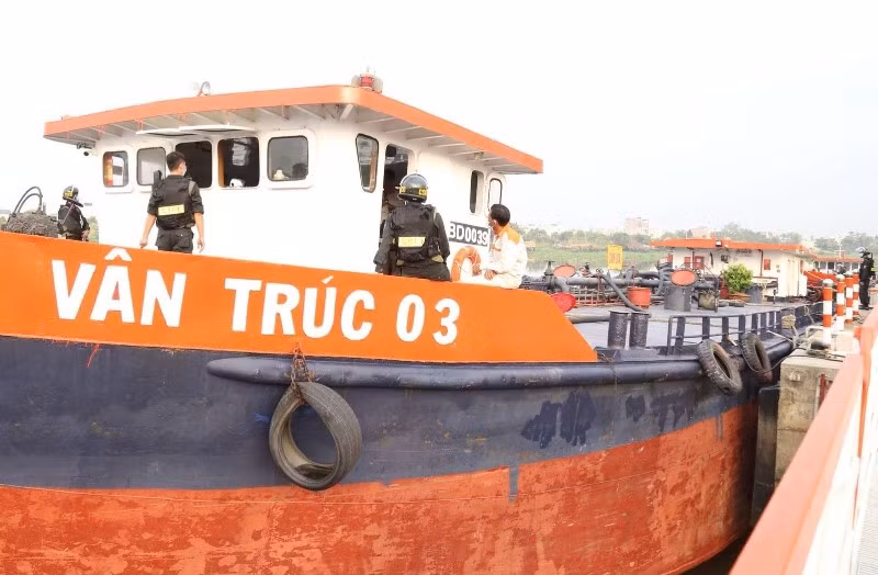 Ngày 9/3, Cơ quan CSĐT Công an tỉnh Đồng Nai cũng đã thực hiện lệnh bắt khẩn cấp Lê Thanh Tú (55 tuổi) và vợ là Trần Thị Thanh Vân (53 tuổi) là giám đốc và quản lý điều hành của Công ty TNHH thương mại và dịch vụ Vân Trúc có trụ sở tại tỉnh Bình Dương để điều tra về hành vi buôn lậu. Quá trình điều tra, xác định, Công ty TNHH thương mại và dịch vụ Vân Trúc đã mua và nhập lậu xăng giả trong đường dây do Phan Thanh Hữu và Nguyễn Hữu Tứ cầm đầu để phân phối ra thị trường tiêu thụ. 