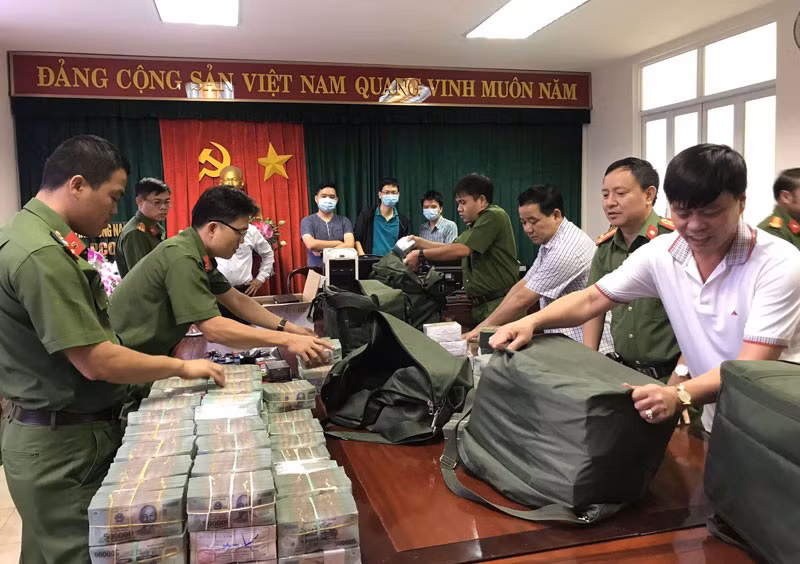 Trước đó, ngày 6/2, cảnh sát đồng loạt khám xét các cây xăng, kho hàng tại Đồng Nai, Cần Thơ, Vĩnh Long, Long An, Bà Rịa - Vũng Tàu, TP.HCM, cơ quan điều tra thu giữ 2 tàu biển có tải trọng 1.500 tấn, 5 sà lan có tải trọng từ 400 đến 1.000 tấn, 6 xe bồn, gần 2,7 triệu lít xăng, 4 thùng hóa chất để tạo màu, 120 tỷ đồng... 