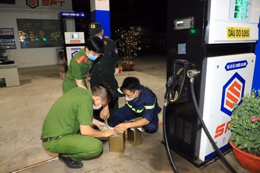 Công an nhanh chóng bắt giữ Phan Thanh Hữu, người cầm đầu đường dây xăng dầu giả cùng các đồng phạm. Mở rộng điều tra, Công an tỉnh Đồng Nai đã nhanh chóng bắt giữ khẩn cấp Lê Thanh Trung (38 tuổi, quận Bình Thủy, TP Cần Thơ). Trung được cho là ông trùm đường dây mua bán hóa đơn giả trong đường dây buôn lậu, sản xuất xăng giả do Hữu cầm đầu. 
