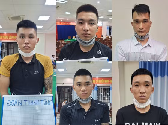 Bắt ổ nhóm “tín dụng đen” với lãi suất 730%/năm. Ngày 2/10, Phòng PA05, Công an tỉnh Quảng Nam cho biết, vừa bắt 5 đối tượng cho vay nặng lãi. Khám xét chỗ ở của Đoàn Thanh Tùng (21 tuổi, quê Thanh Hóa) cùng đồng bọn đang thuê trọ tại phường Cẩm Châu (TP Hội An, tỉnh Quảng Nam), cảnh sát thu giữ gồm 10 điện thoại di động, khoảng 2.000 trang tài liệu, 2 sổ hộ khẩu và 3 bản danh sách theo dõi hoạt động cho vay. Trích xuất dữ liệu từ 10 điện thoại và lời khai của 5 đối tượng trên, khoảng 120 người vay tiền rải rác ở các địa bàn Hội An, Điện Bàn, Duy Xuyên, Đại Lộc, Thăng Bình với tổng số tiền cho vay khoảng 5 tỷ đồng, lãi suất từ 365%/năm đến 730%/năm, thu lợi bất chính khoảng 1,4 tỷ đồng.
