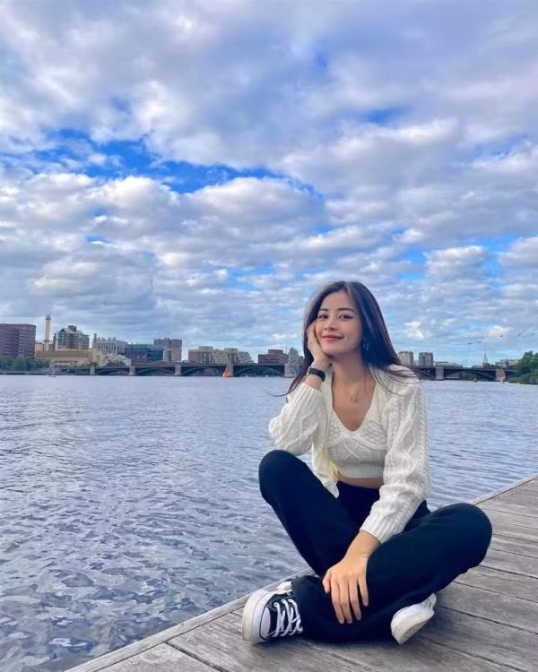 Chi Pu bi soi vong 2 to bat thuong sau tin don sang My 